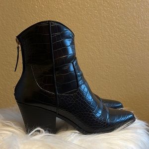 FAUX LEATHER WESTERN STYLE BOOTS.  BLACK